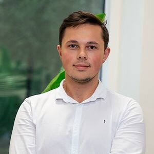 Sparokna - nowo wyprodukowane białe okna podwieszane pod sufitem w fabryce okien