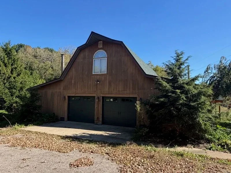 Detached barn at the auction property