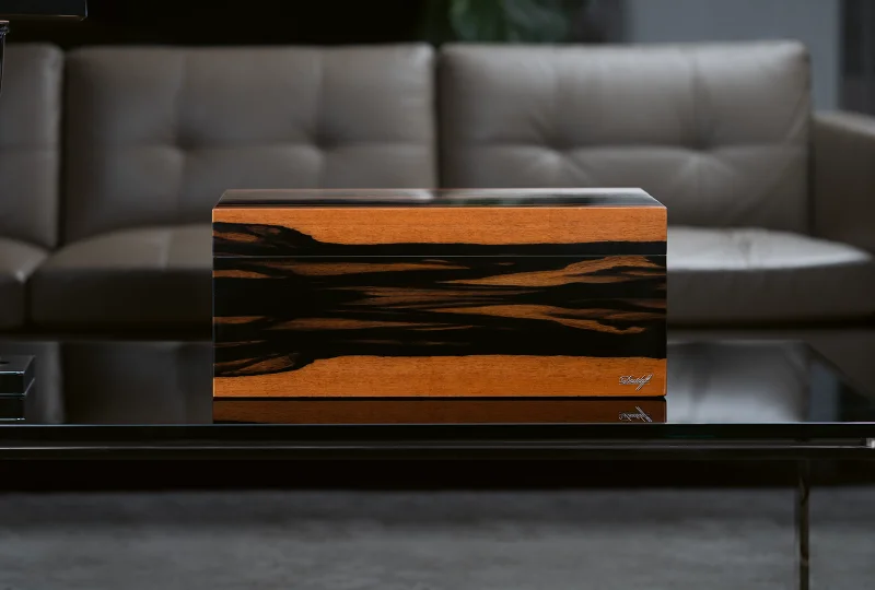 Der geschlossene Davidoff Grande Humidor auf einem Tisch.