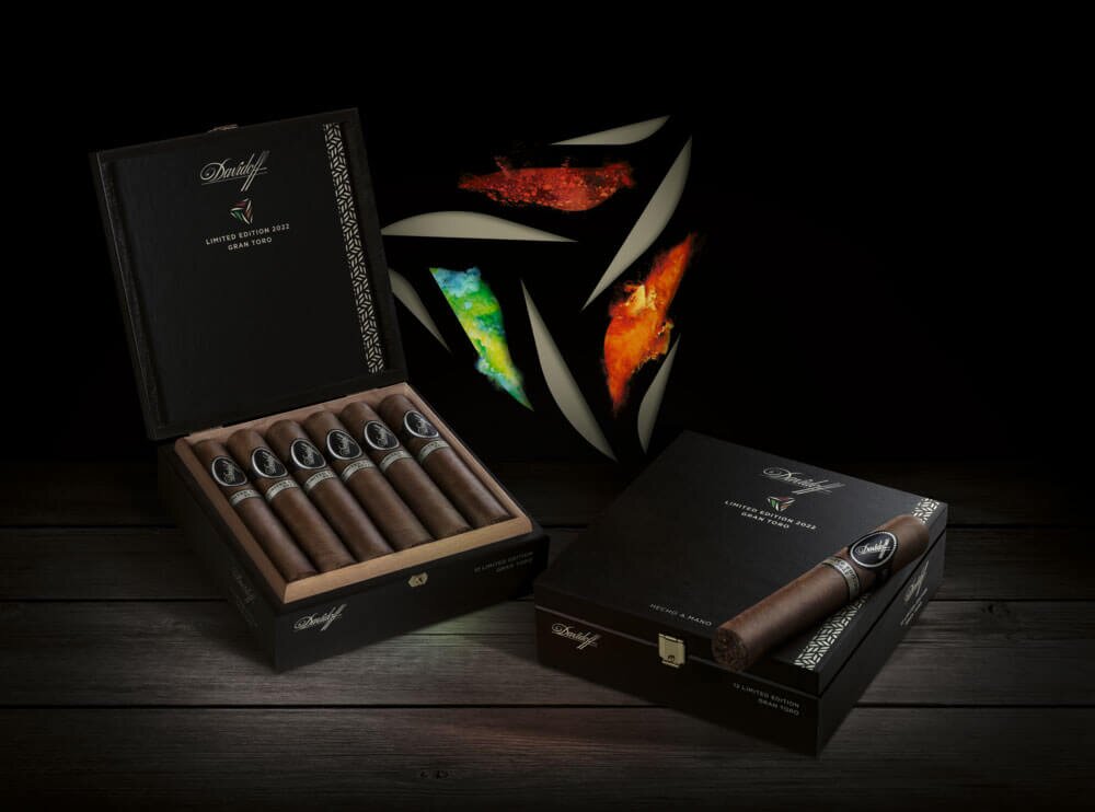 Opened and closed wooden box of the Davidoff Limited Edition 2022 with Gran Toro cigars inside and resting on top respectively. Between the two boxes the blended trio logo of the edition is visible.