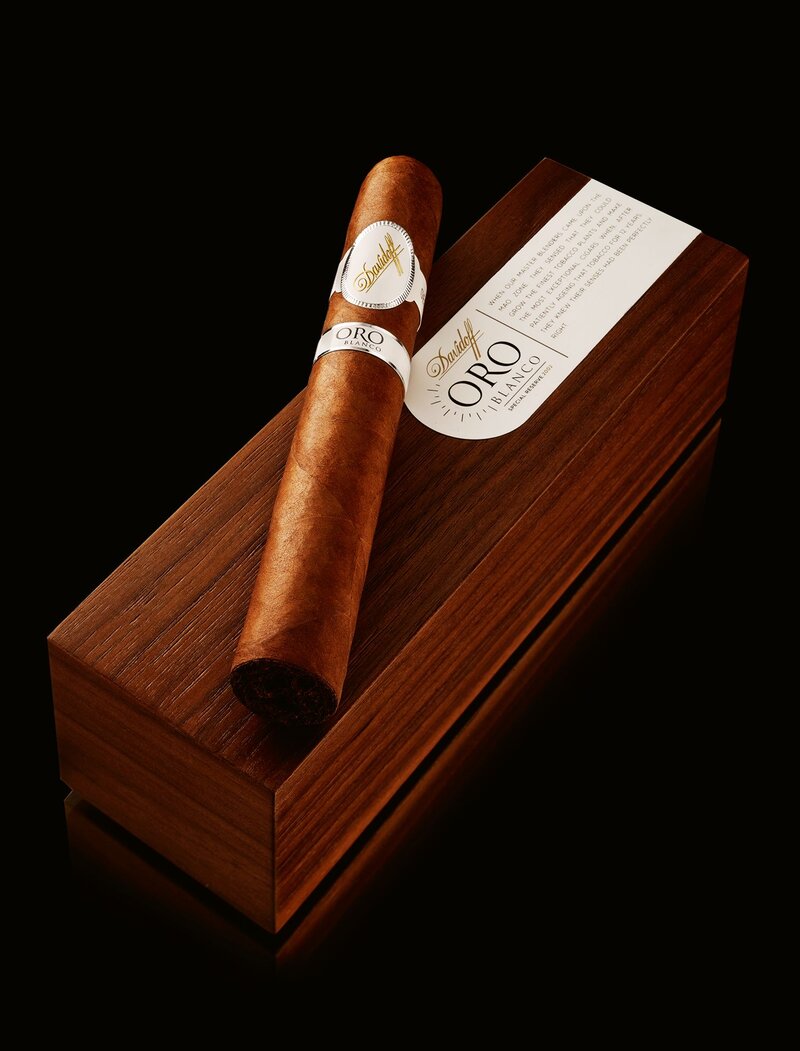 View of an Davidoff Oro Blanco cigar lying on the Oro Blanco special edition box. 