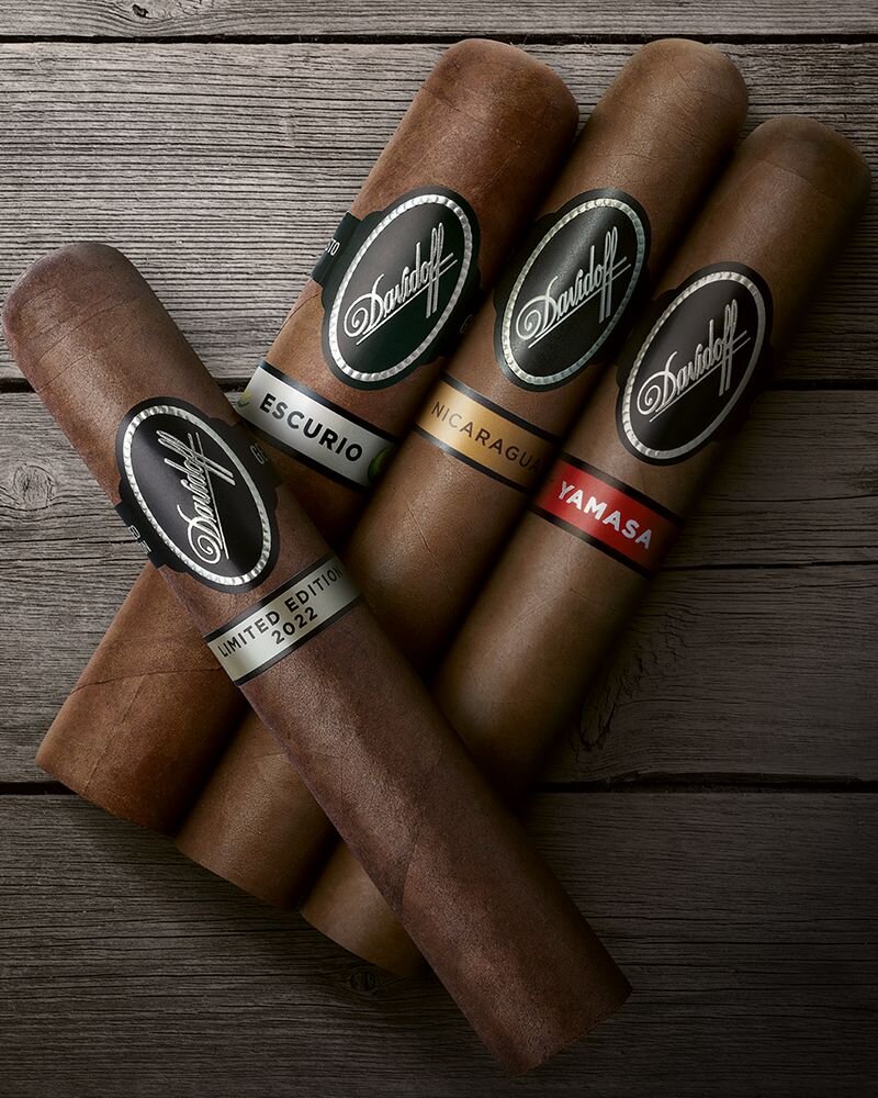 The three Davidoff Black Band Collection lines lie next to one another, while the Limited Edition 2022 Gran Toro lies crosswise on top of them. 