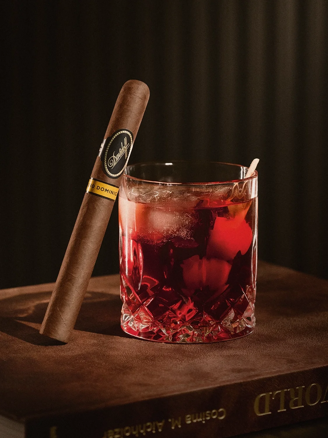 Cigar pairing mit Bourbon Old Fashioned: Vanille trifft Cappuccino. Süßer Bourbon hebt Leder- und Bitterschokoladenoten hervor.