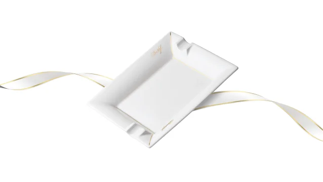 Opened Davidoff Gift Selection wooden box with 5 Robusto cigars inside, white/gold ribbon in the background.