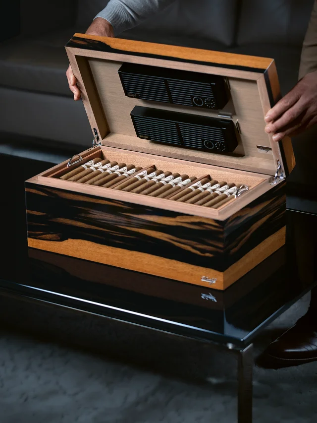 Präsentation des offenen Davidoff Grande Humidors mit Davidoff Signature Toro Zigarren auf einem Tisch.
