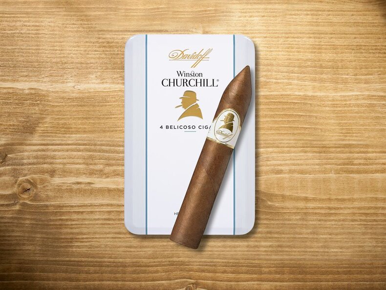 Eine geöffnete Dose Primeros by Davidoff Dominican Maduro neben einer geöffneten Dose Primeros by Davidoff Dominican, beide mit Petit Panetela Zigarren im Inneren.