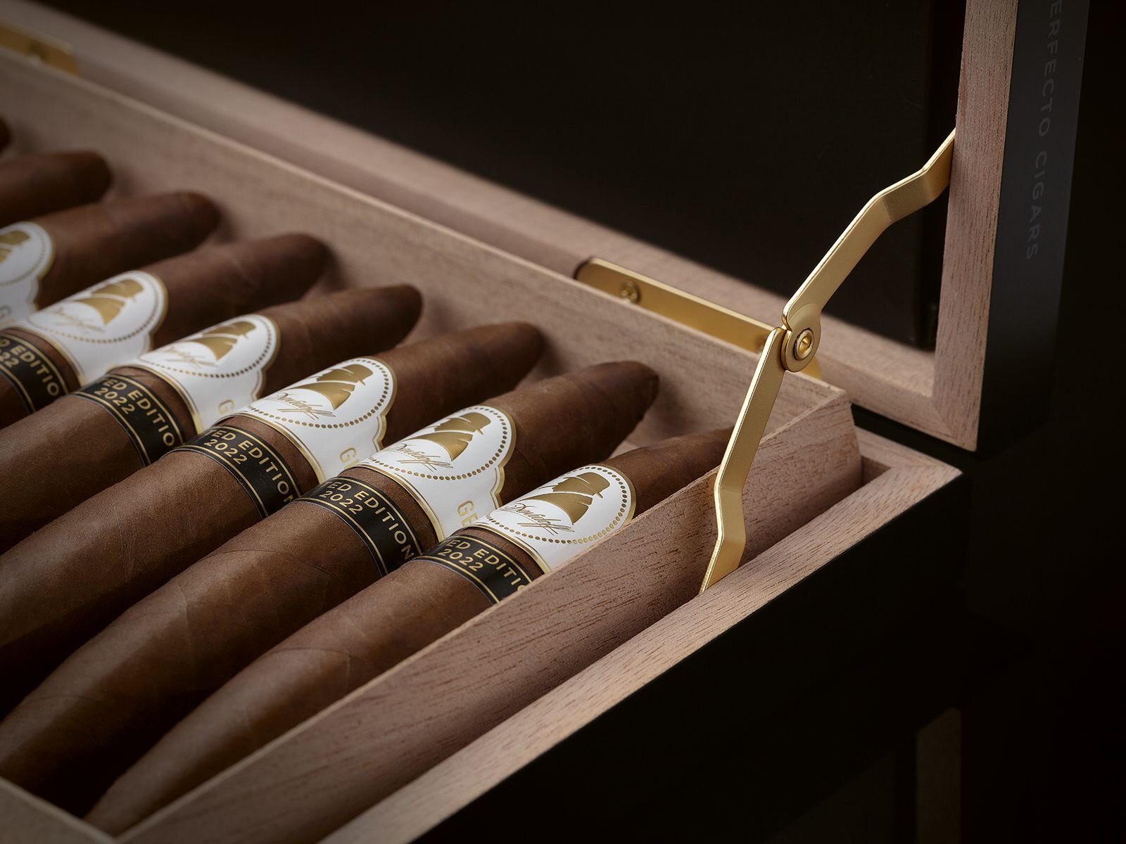 Close-up of the Davidoff Winston Churchill Limited Edition 2022 open box with perfecto cigars. 