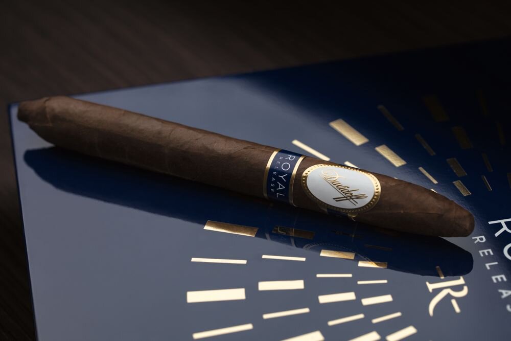 Davidoff Royal Release Salomones cigar on top of its cigar box lid.