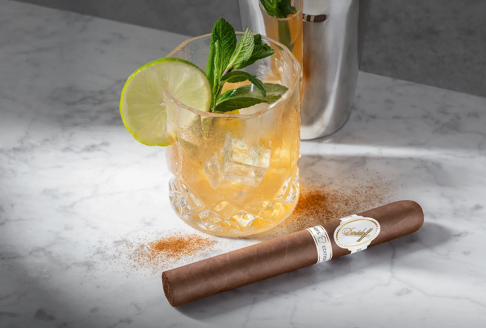 A Davidoff Chefs Edition 2025 cigar next to a glass of Virgin Moscow Mule.