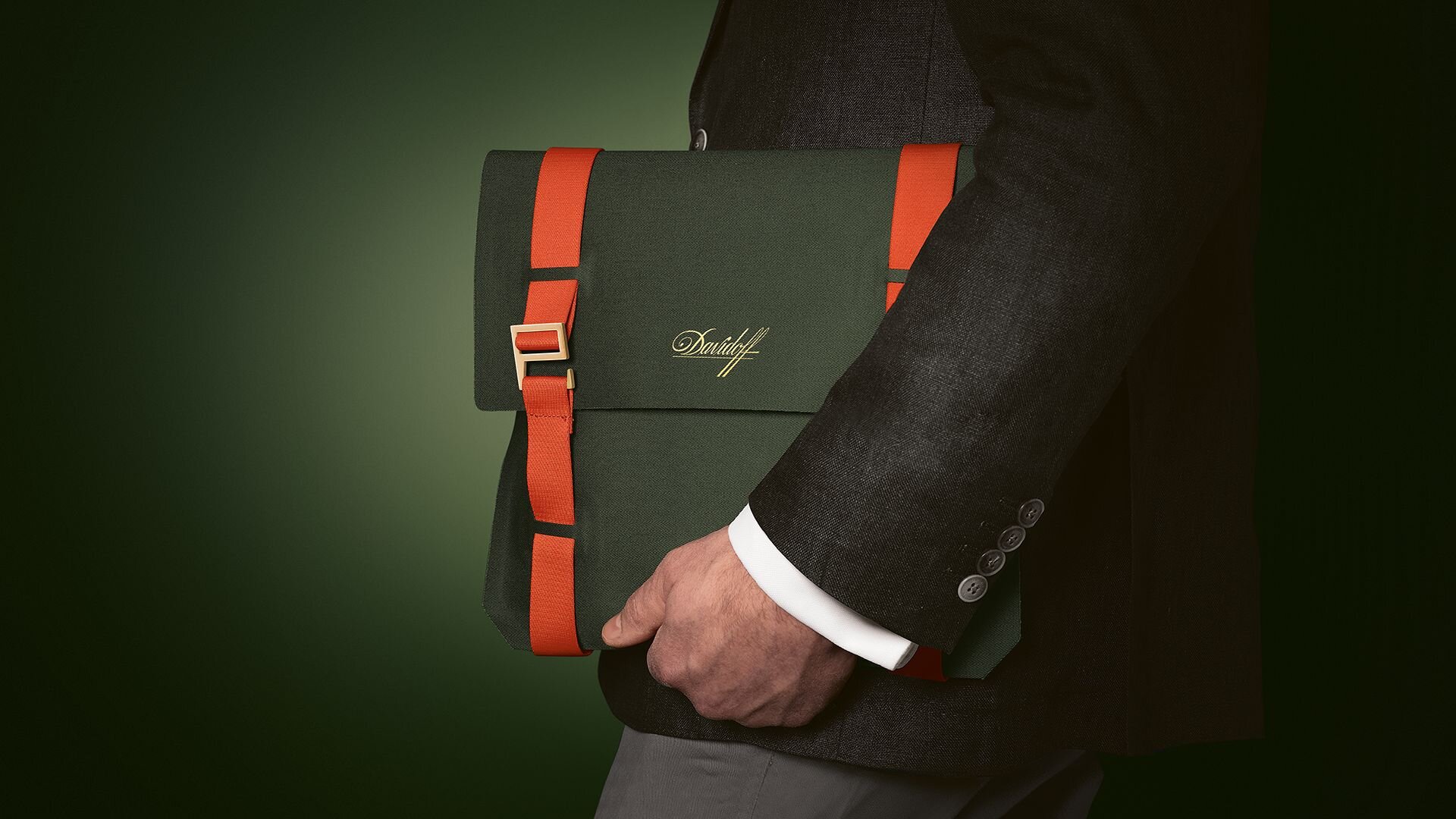 Front view of the Davidoff Travel Humidor Explorer in green