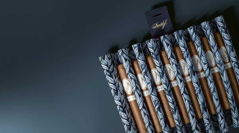 The Davidoff Travel Humidor Business tray with cigars inside. 