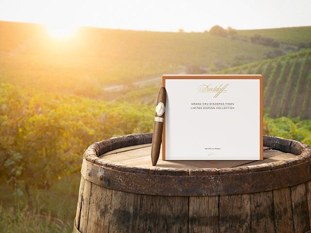 Davidoff Grand Cru Diademas Finas Limited Edition Box mit Zigarre auf einem Weinfass