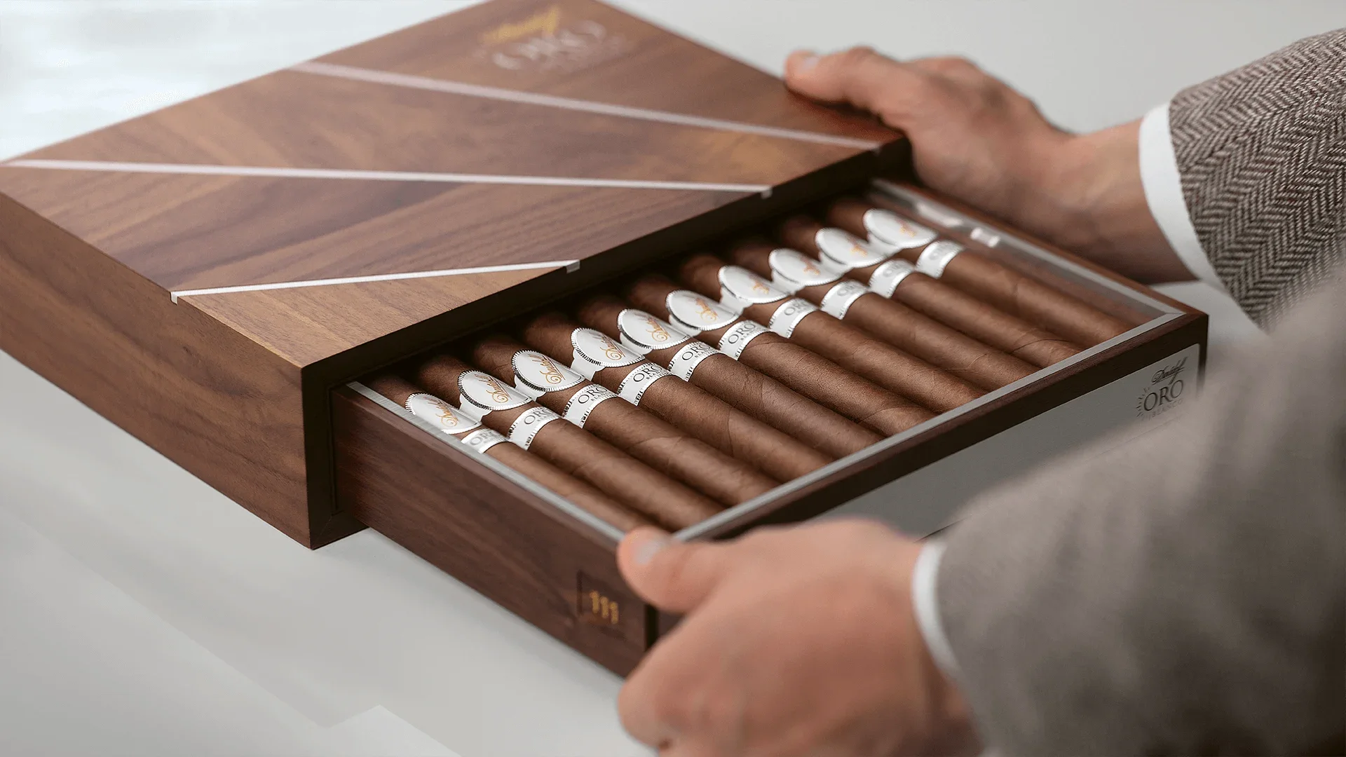 Davidoff Oro Blanco 111 Years open cigar box of 10