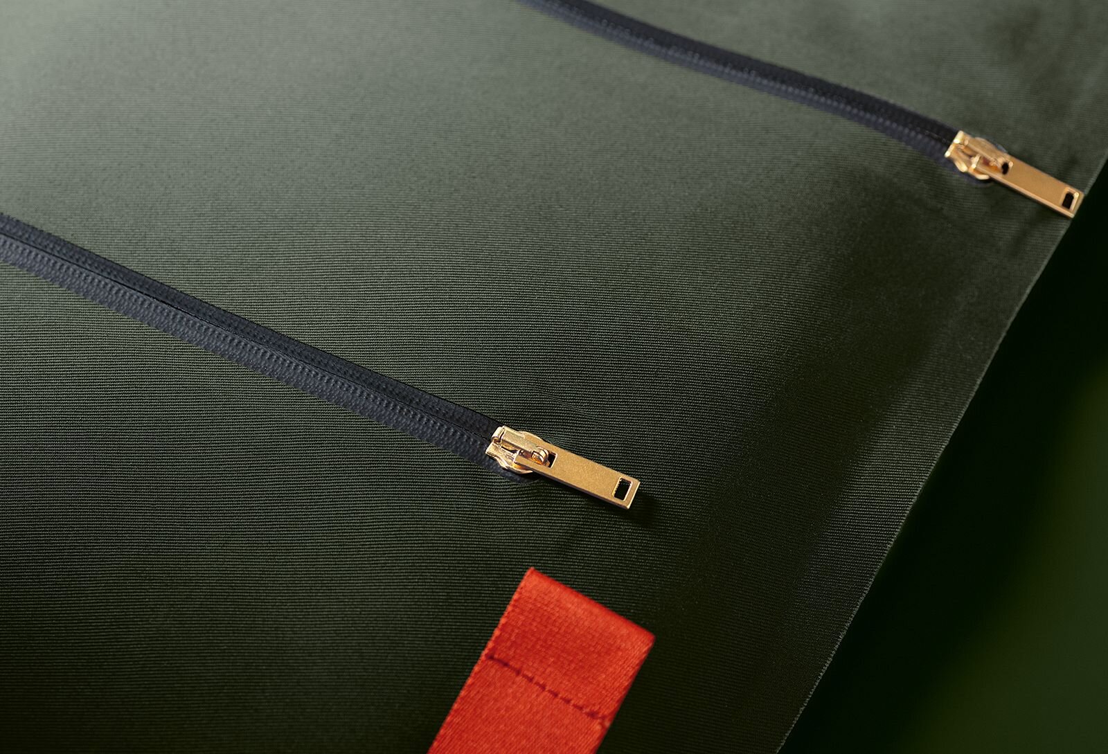 Close-up of the zippers on the Davidoff Travel Humidor Explorer.