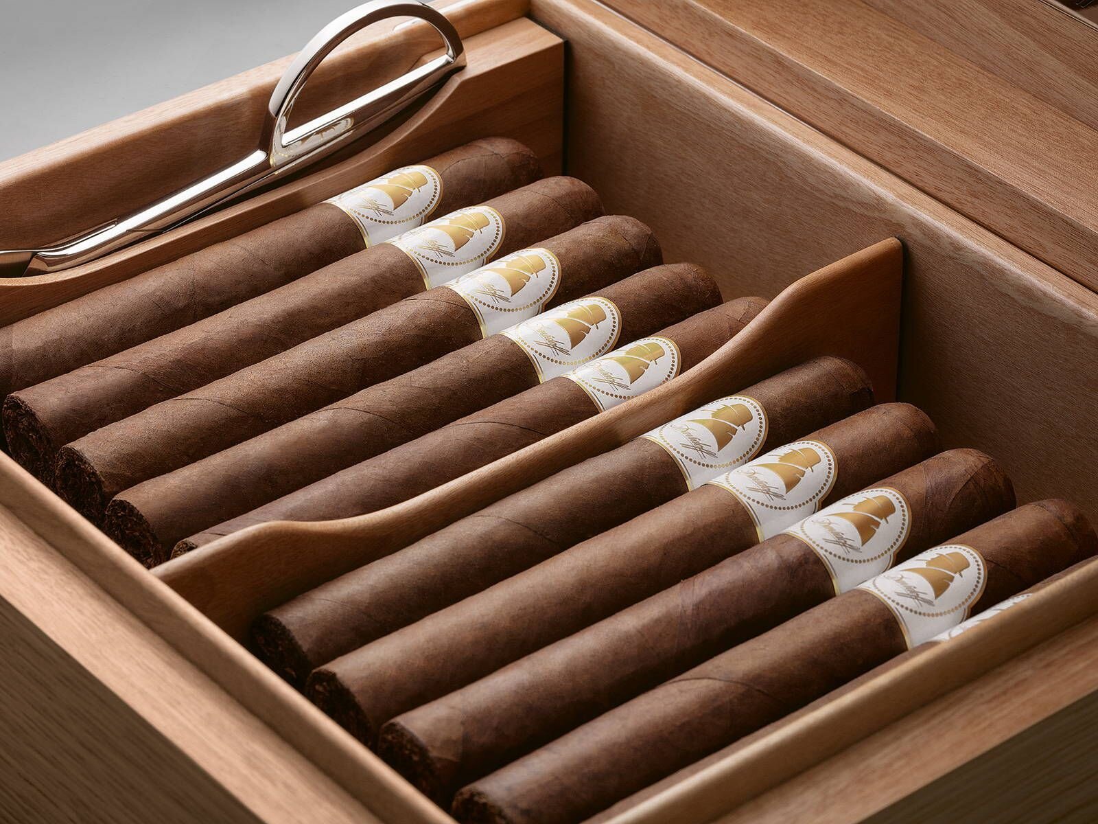 2.	Opened Davidoff Winston Churchill Primos Humidor with «The Original Series» cigars inside.