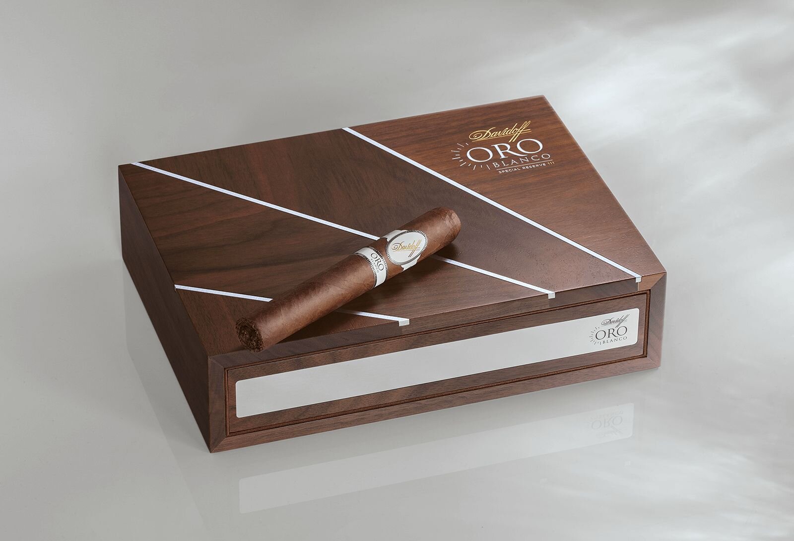 Eine einzelne Davidoff Oro Blanco Special Reserve 111 Years Toro Zigarre in der geschlossenen Kiste.