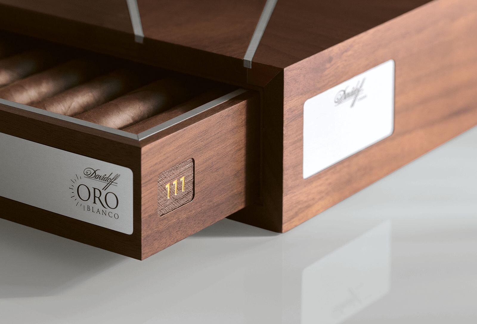 Close up of the opened box of the Davidoff Oro Blanco Special Reserve 111 Years.