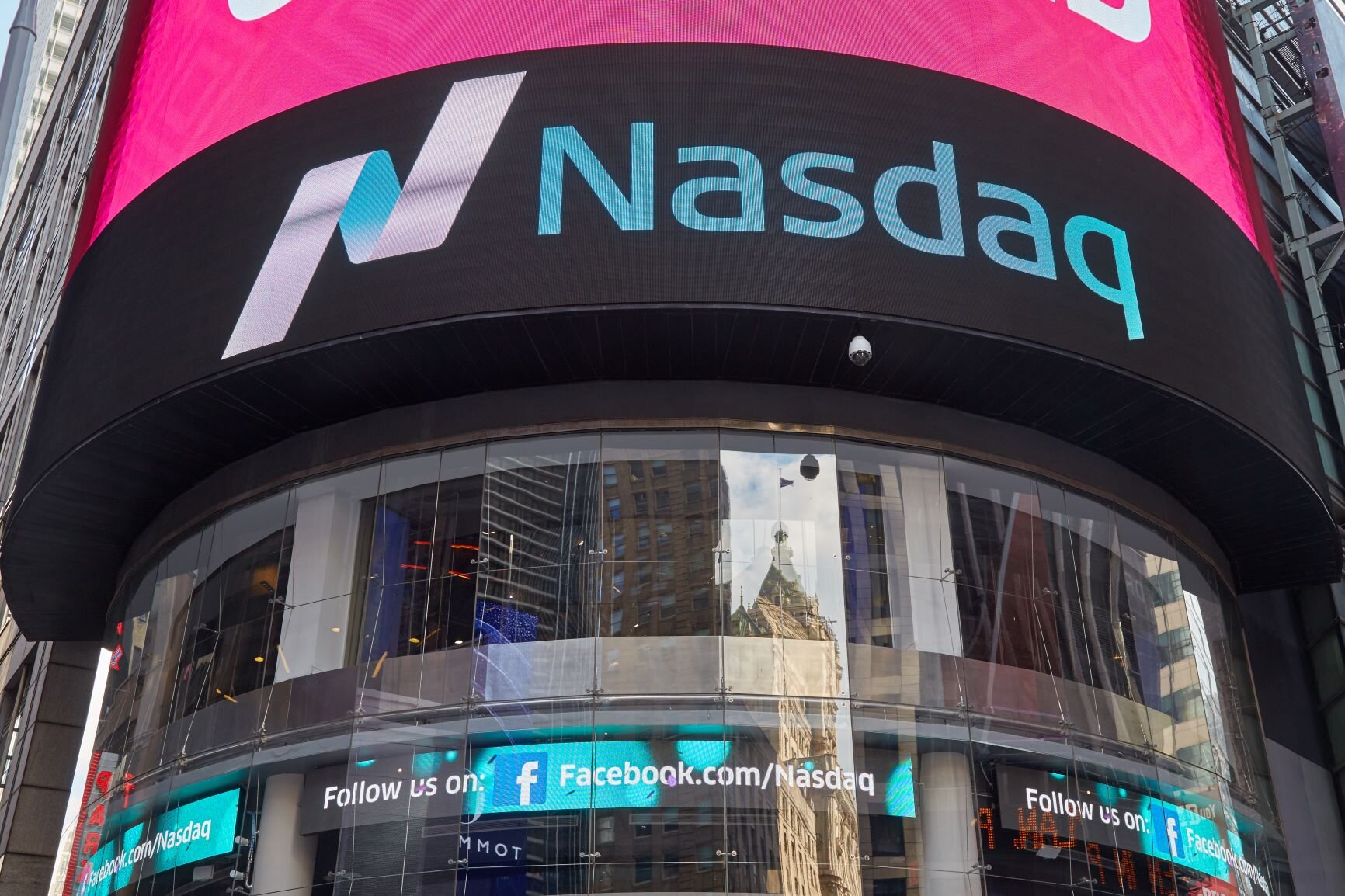 NAS100 surges to record close!