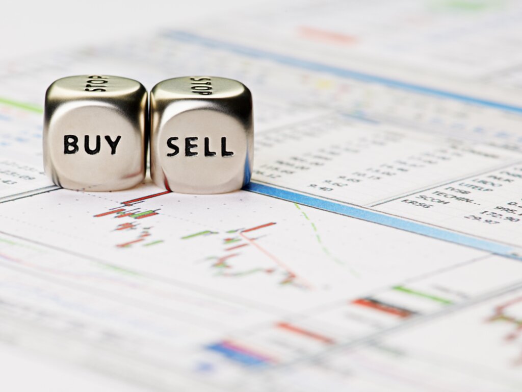 XAUUSD dips, BRN tests key levels amid market shift