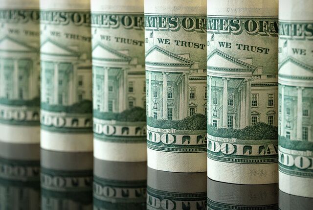 Greenback on edge: inflation sticks, politics stirs