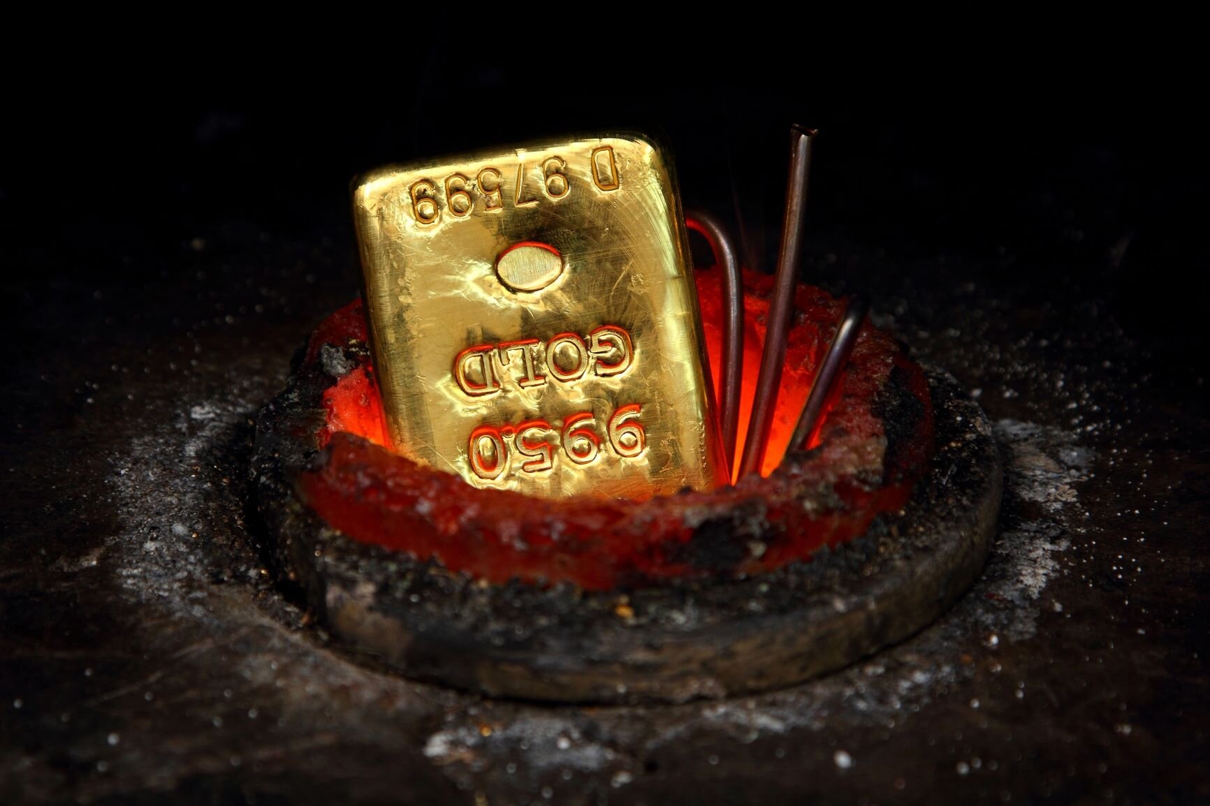 gold-tumbles-after-rally-on-etf-sell-off-wave