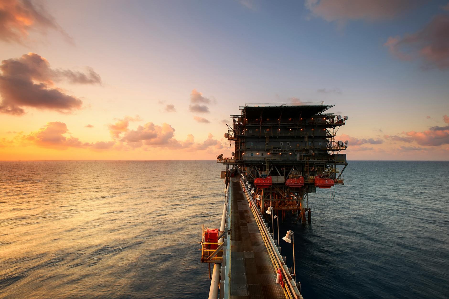 Brent in the crosshairs: breakout or breakdown ahead?