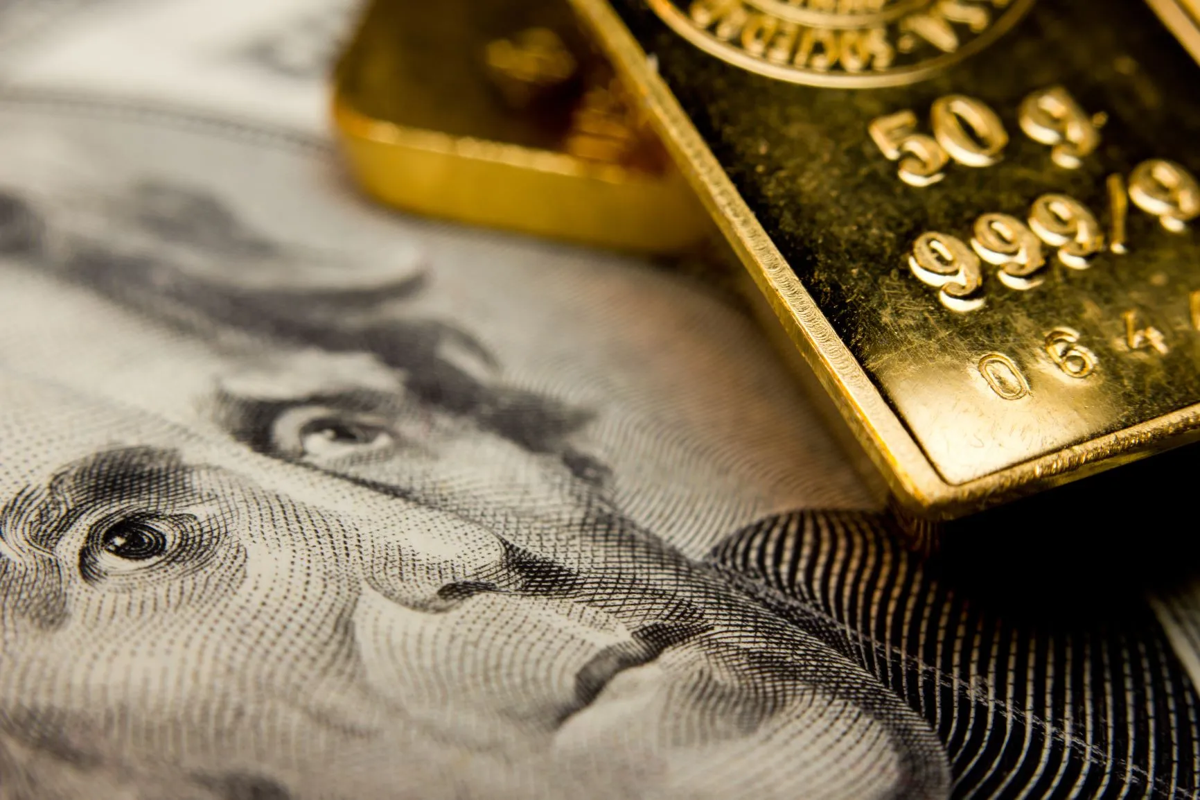 Gold holds firm amid trade fears