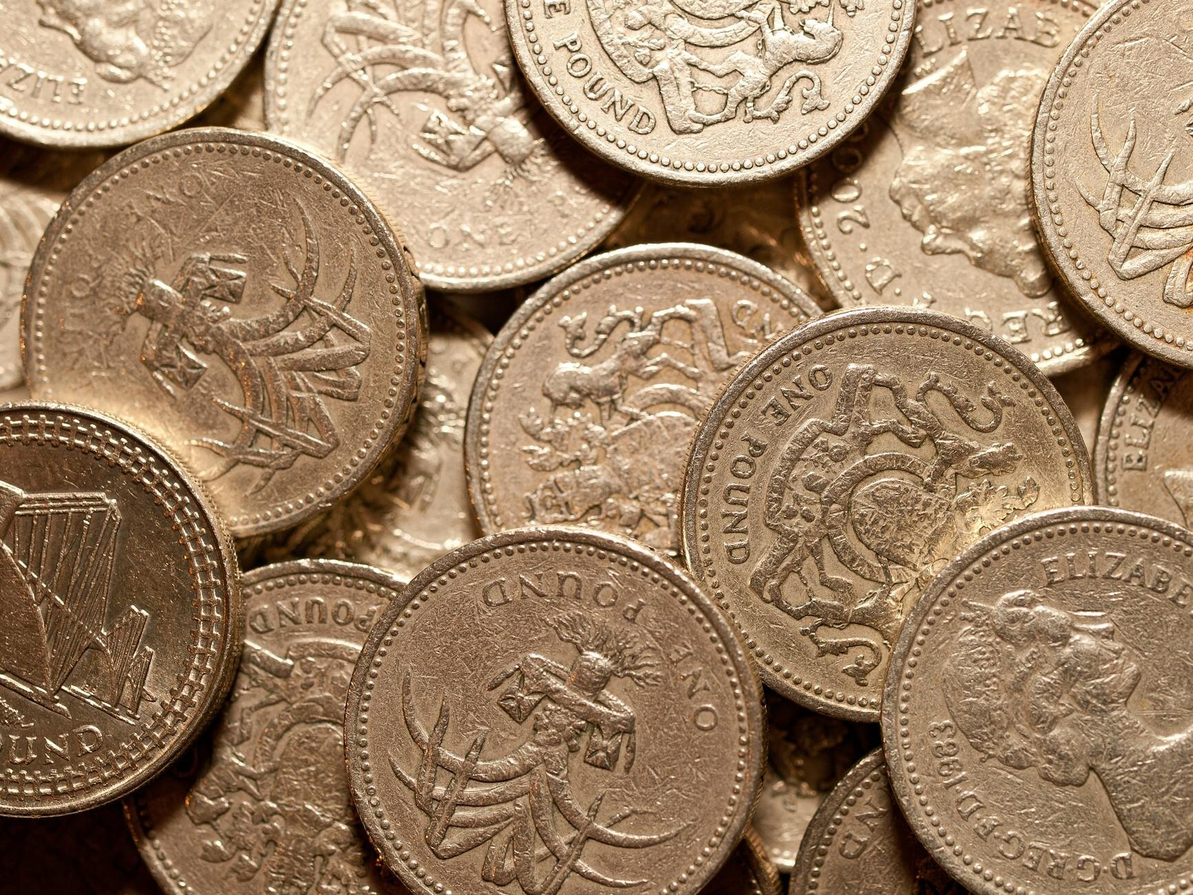 Pound Rallies as BoE Cuts with Caution