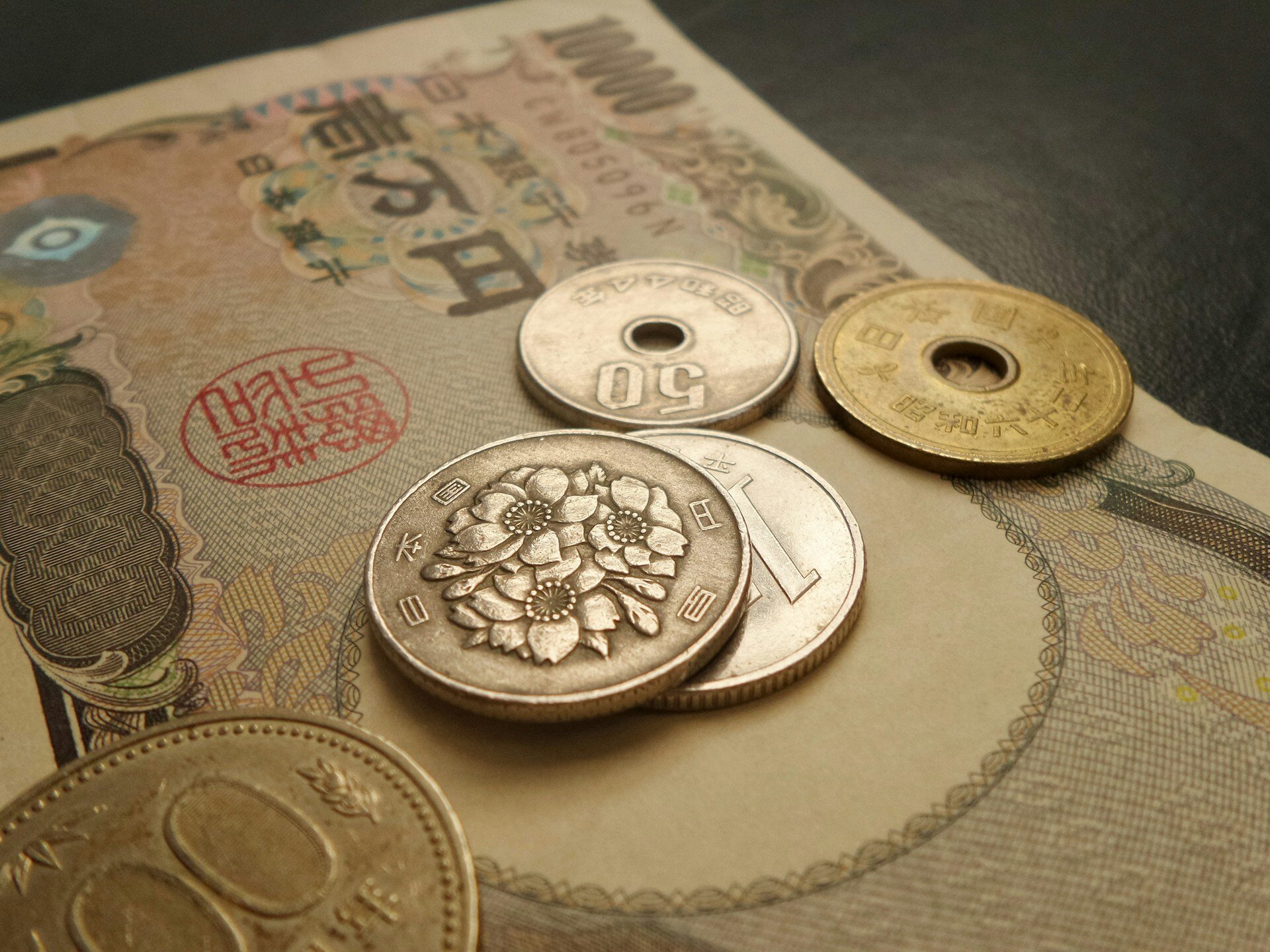 USDJPY is near resistance ahead of Japan GDP data 