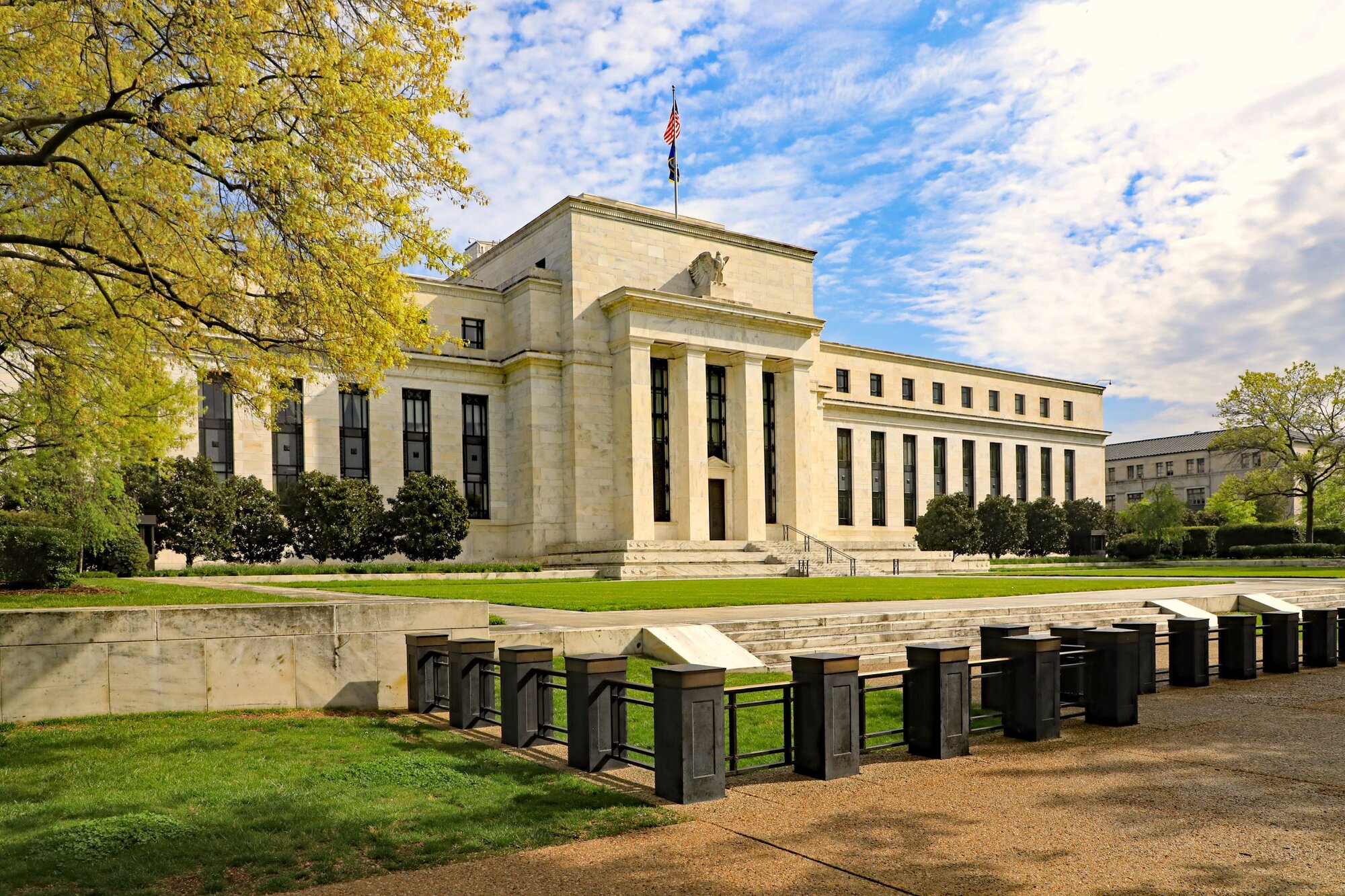 Ahead of Fed: 25bp cut; foggy guidance, QT in view