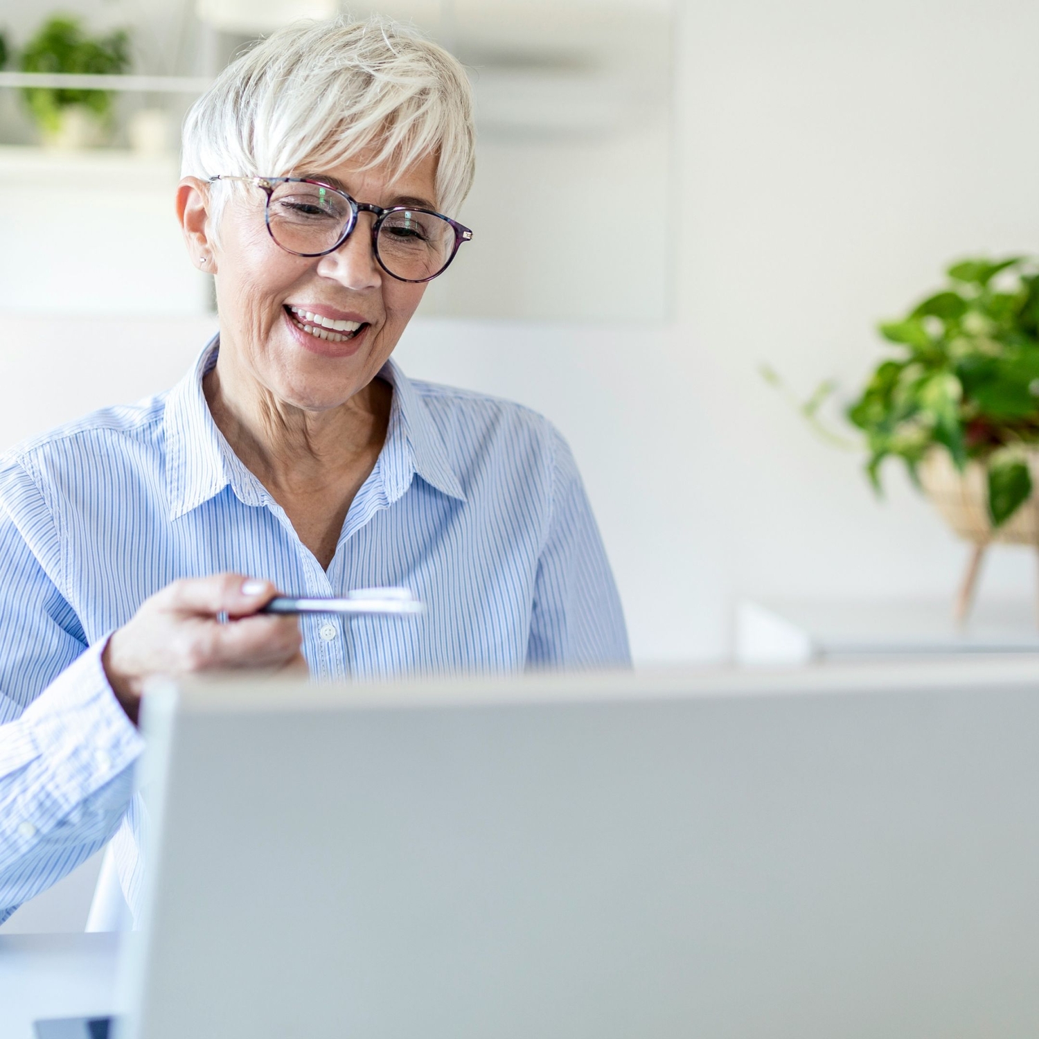 person looking at computer finding out how to get private pay therapy clients