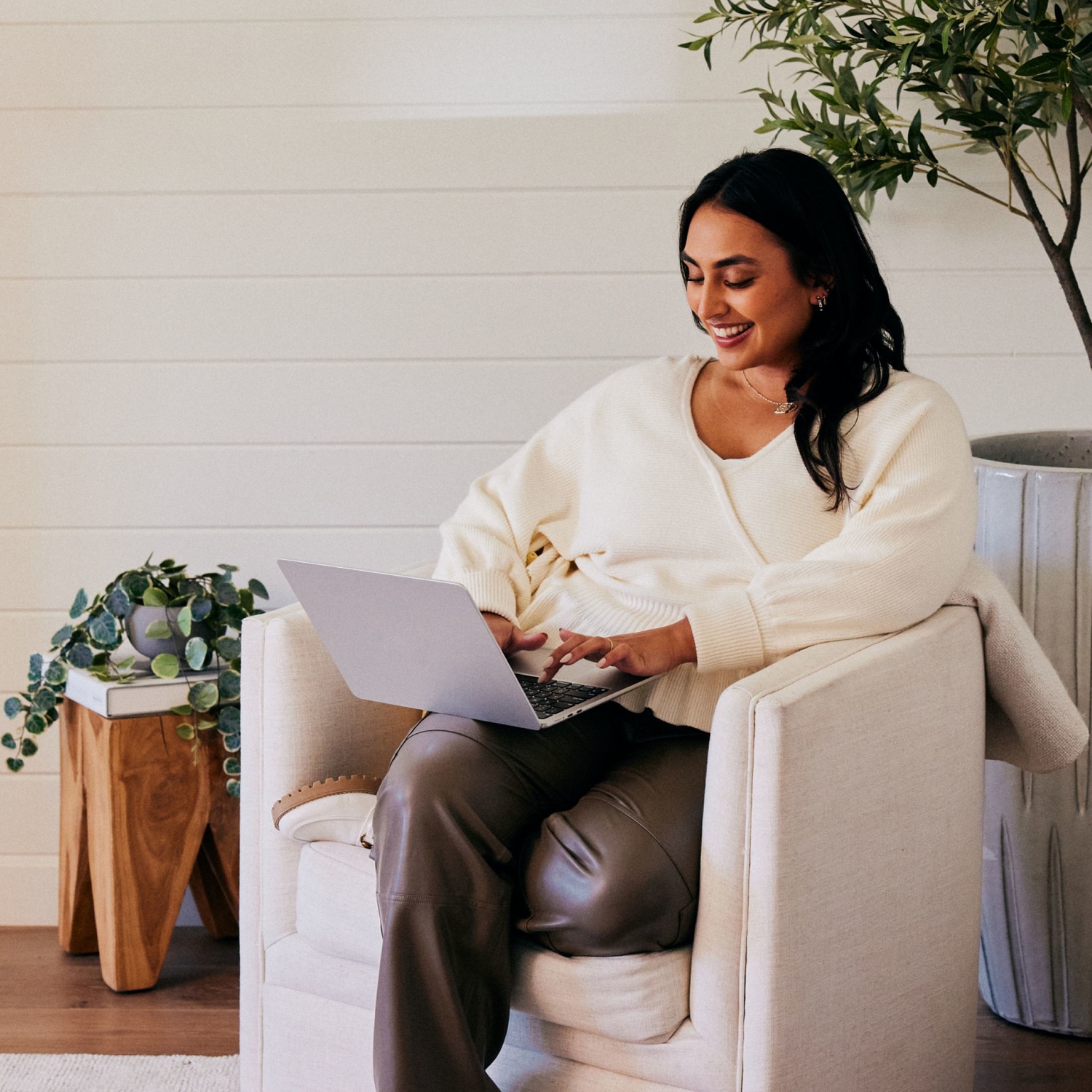woman looking up the best EHR solutions
