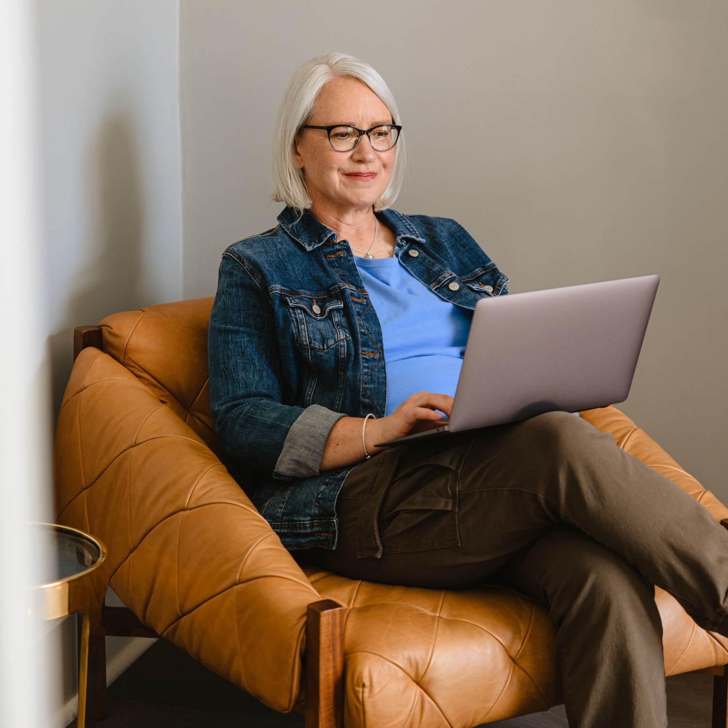 A speech-language pathologist uses her laptop to search for the best EMR for speech-language pathologists (SLPs). Read on for our choices for the top EMR for speech therapy.