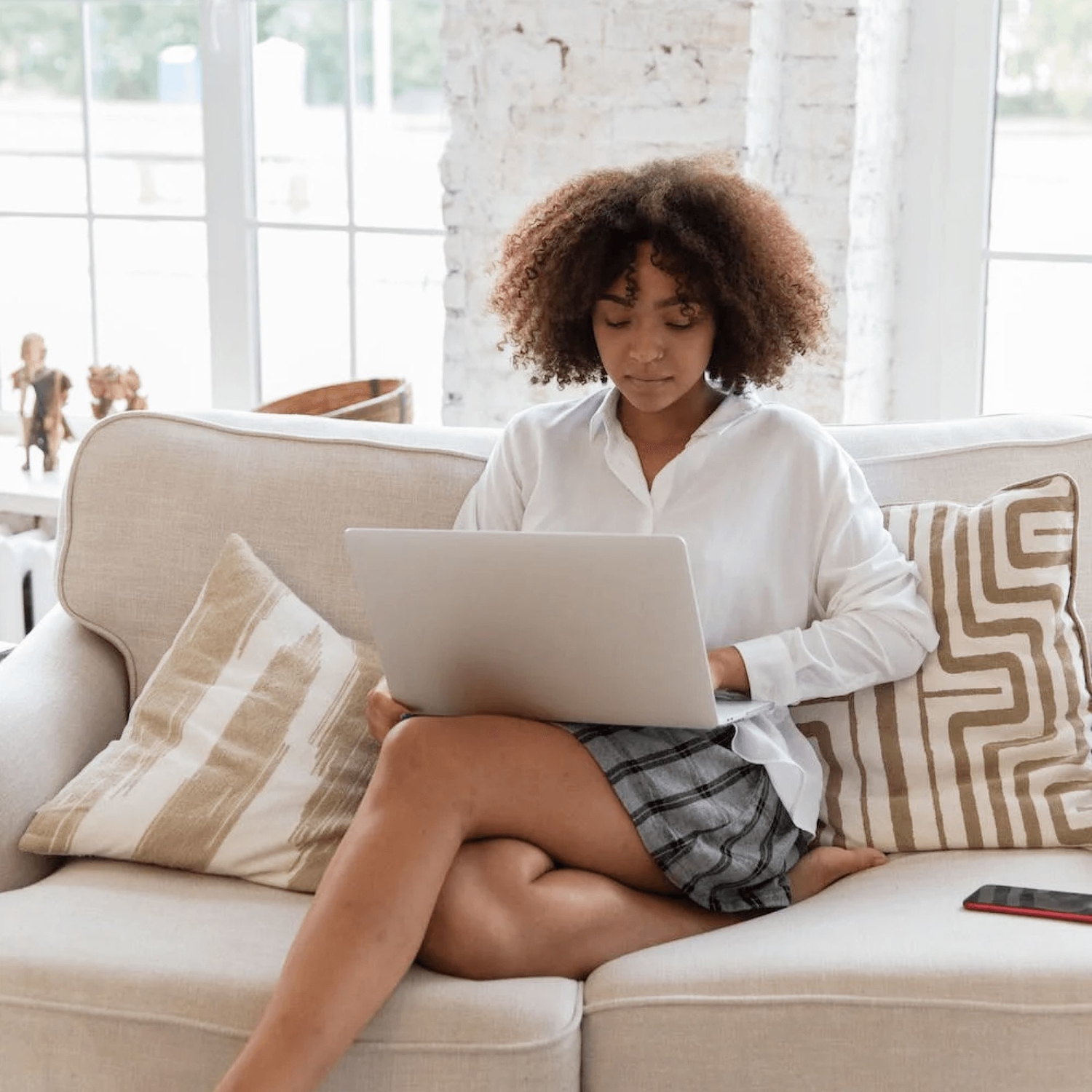 Female therapist using her laptop to access the SimplePractice termination of therapy letter sample