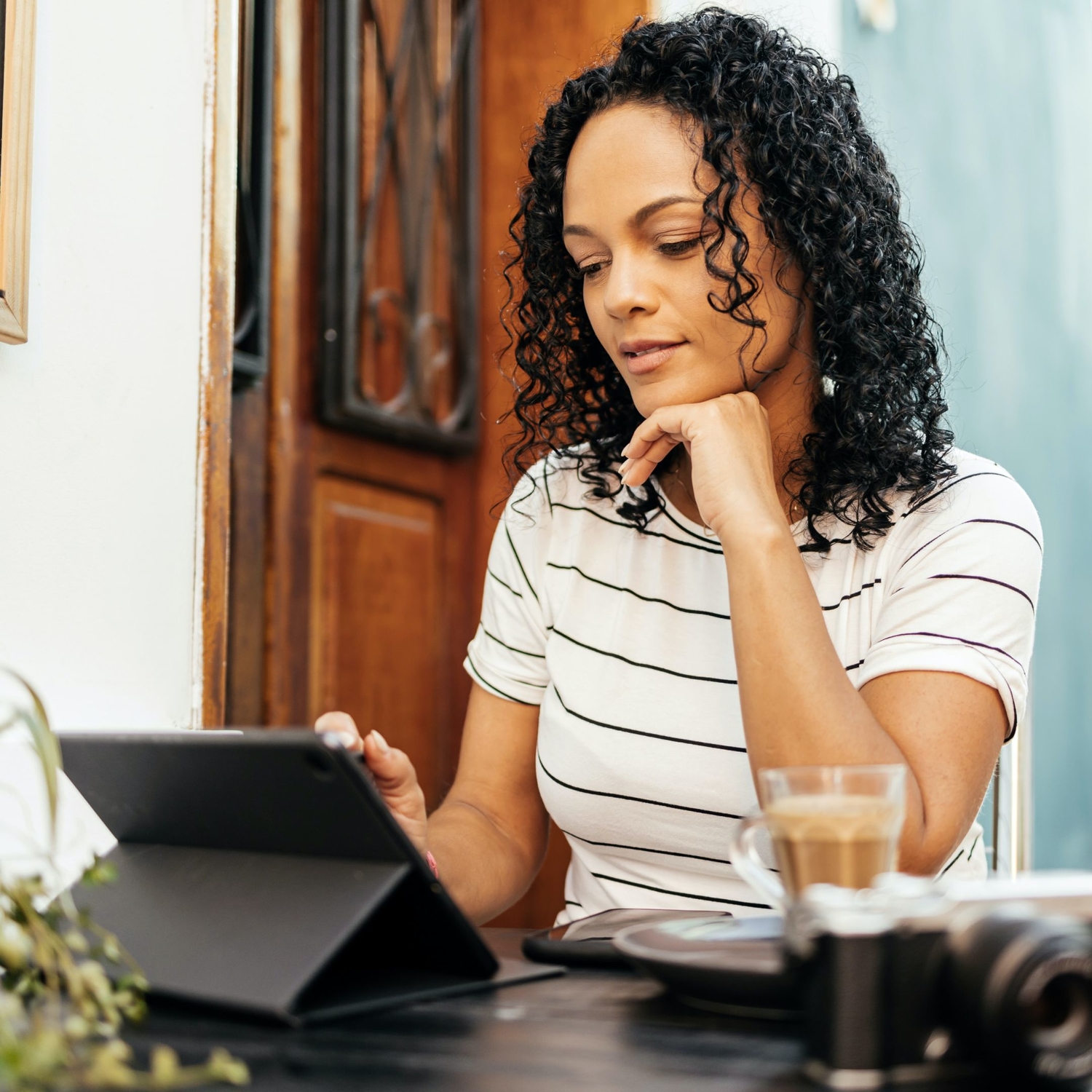 woman looking up the best EHRs for mental health