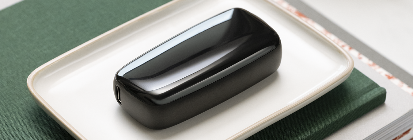 Dispositivo Ploom em cima dos livros