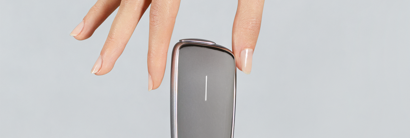 mão que segura o dispositivo Ploom