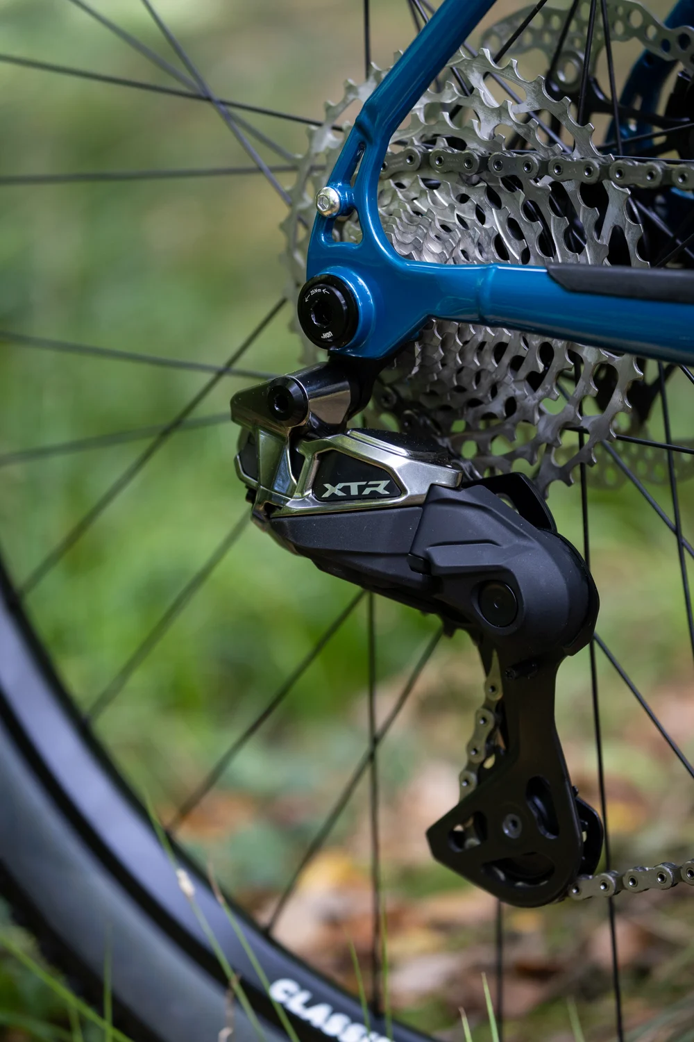 Hope brakes and 180mm rotor detail