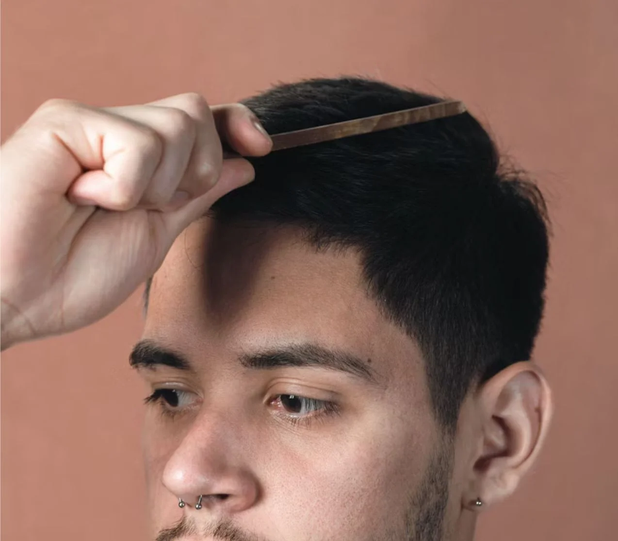 Ursachen für Haarausfall – warum plötzlich die Haare ausfallen