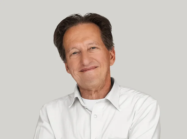 Freundlicher Everyman Urologe lächelt in die Kamera für Schweizer Männer.