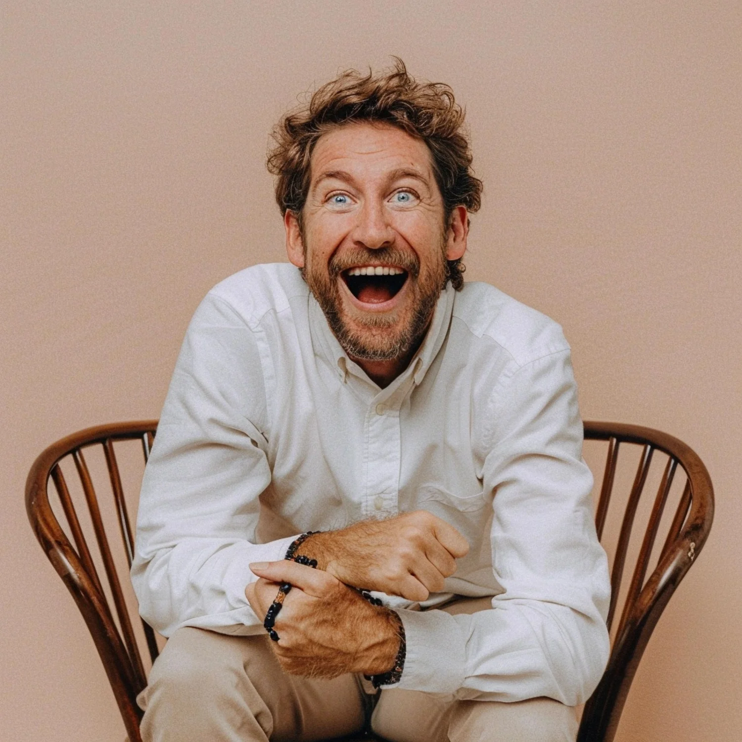 Un homme heureux a trouvé grâce à Everyman la solution à ses soucis masculins et sourit à la caméra