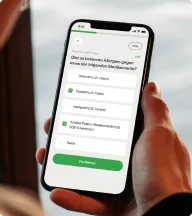 Mann mit Mobiltelefon in der Hand clickt sich durch den einfachen Fragebogen von Everyman