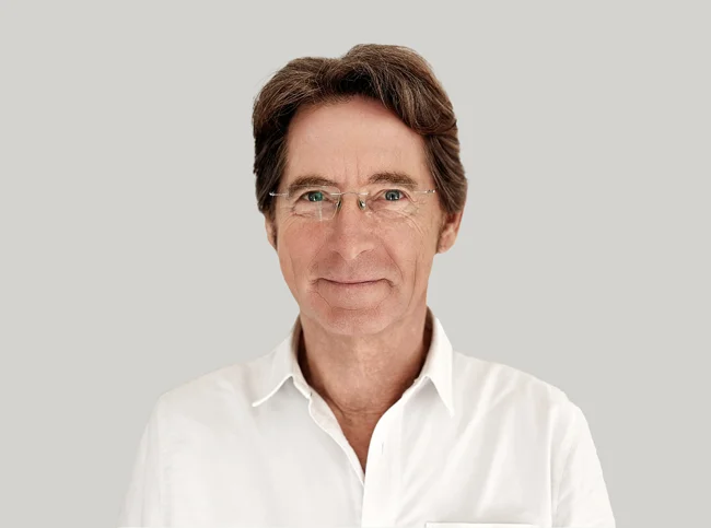 Freundliche Schweizer Maennerarzt lächelt in die Kamera für Schweizer Männer.