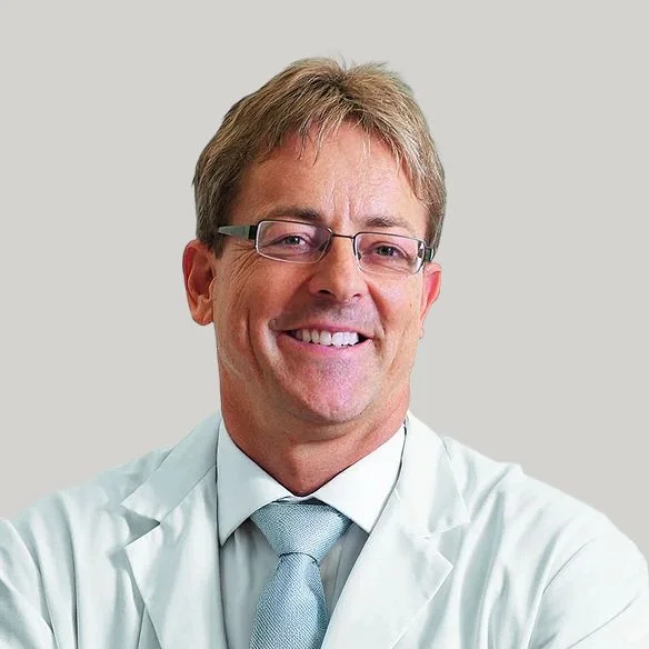 Freundliche Schweizer Apotheker lächelt in die Kamera für Schweizer Männer.