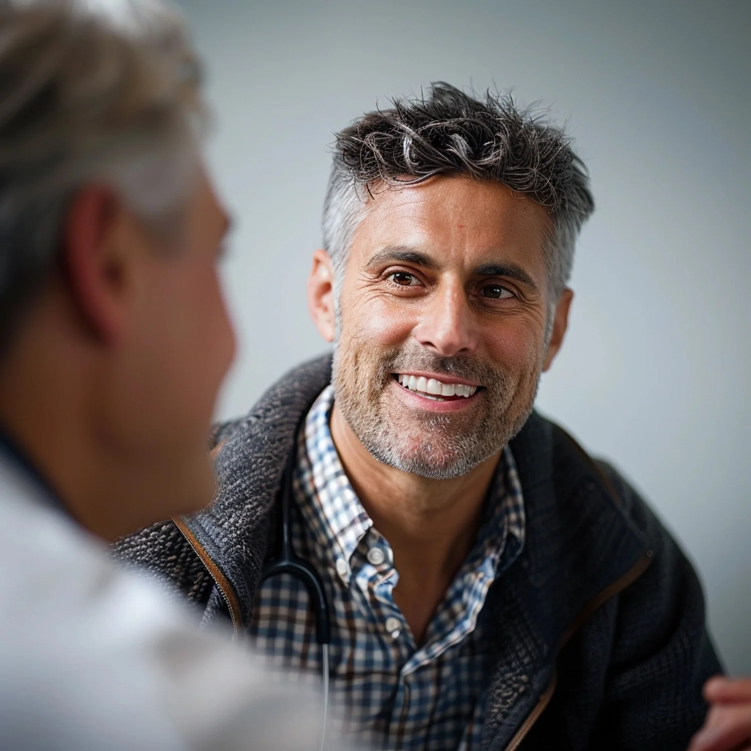 Un patient satisfait est chaleureusement pris en charge par une médecin Everyman pour ses difficultés d'érections