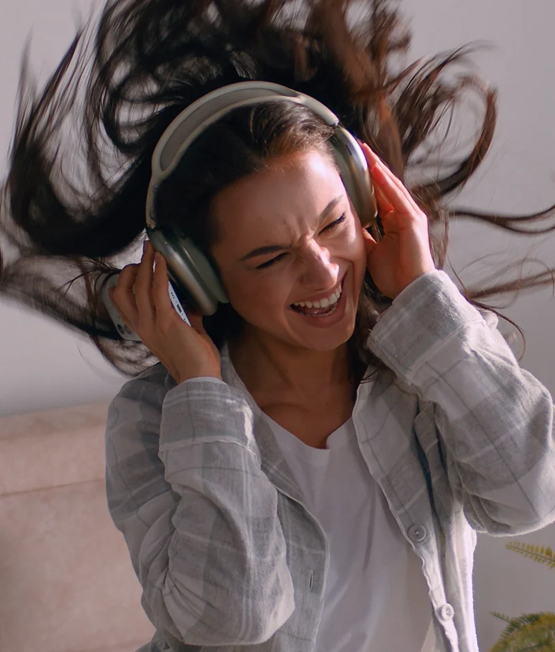 Mujer feliz escuchando música