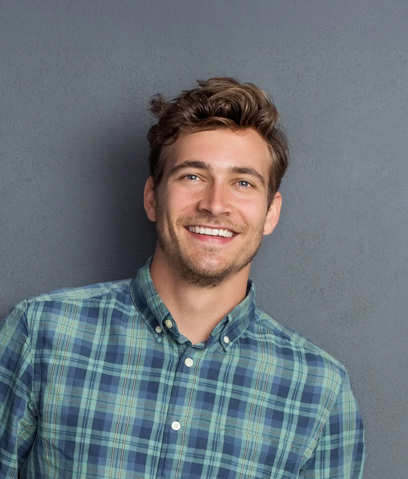 Hombre sonriendo saludable