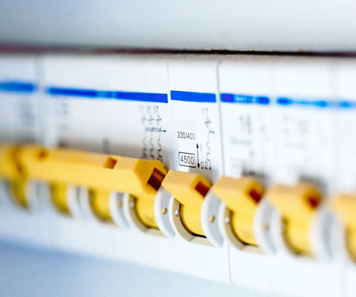 Air Circuit Breaker vs. Molded Case Circuit Breaker (MCCB): Key Differences