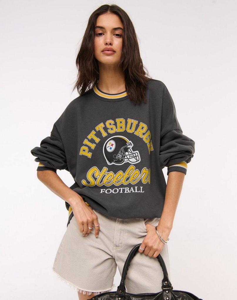 Pittsburgh Steelers sweatshirt made from a cotton blend, featuring the team's logo prominently on the front.