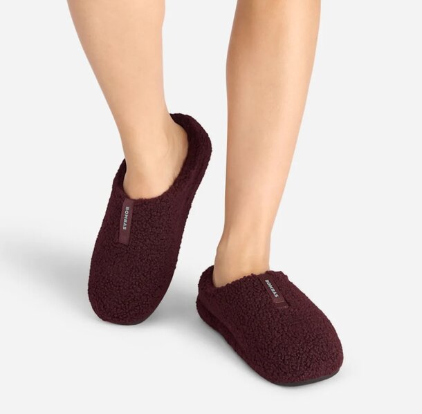 Elegant burgundy slippers for women, designed for comfort and warmth at home.